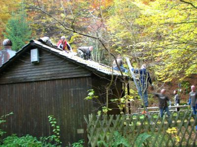 Reparatur des Dachs der NABU-Hütte mit Unterstützung von UPS