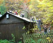 Reparatur des Dachs der NABU-Hütte mit Unterstützung von UPS