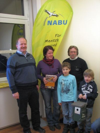 Auf dem Bild sehen Sie von links: Jürgen Reincke (Vorsitzender NABU Kaiserslautern und Umgebung), Frau Apfelbeck mit zwei ihrer drei Kinder und Herr Flickinger.