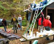 Reparatur des Dachs der NABU-Hütte mit Unterstützung von UPS