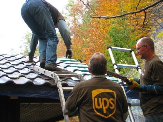 Hilfe von UPS bei der Reparatur des Dachs der NABU-Hütte (Foto: Jürgen Reincke / NABU)