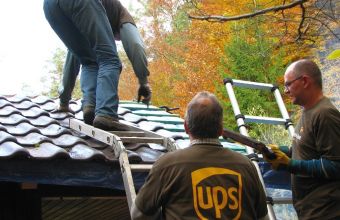 Hilfe von UPS bei der Reparatur des Dachs der NABU-Hütte (Foto: Jürgen Reincke / NABU)